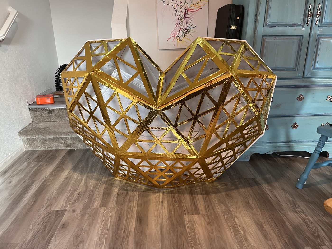 The finished golden lattice heart standing freely